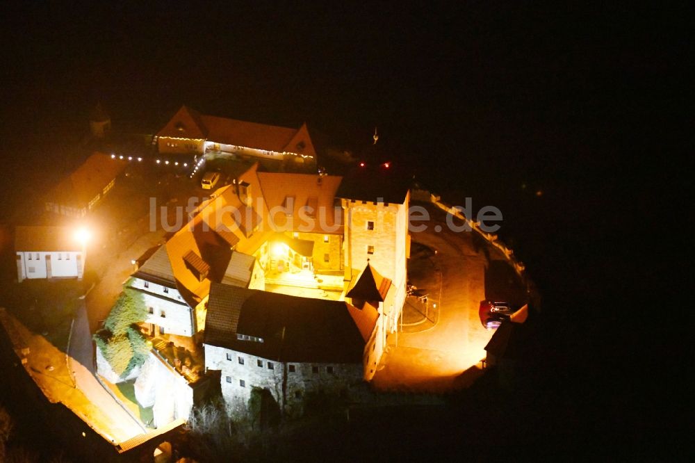 Amt Wachsenburg bei Nacht von oben - Nachtluftbild der Burganlage der Veste Wachsenburg in Amt Wachsenburg im Bundesland Thüringen