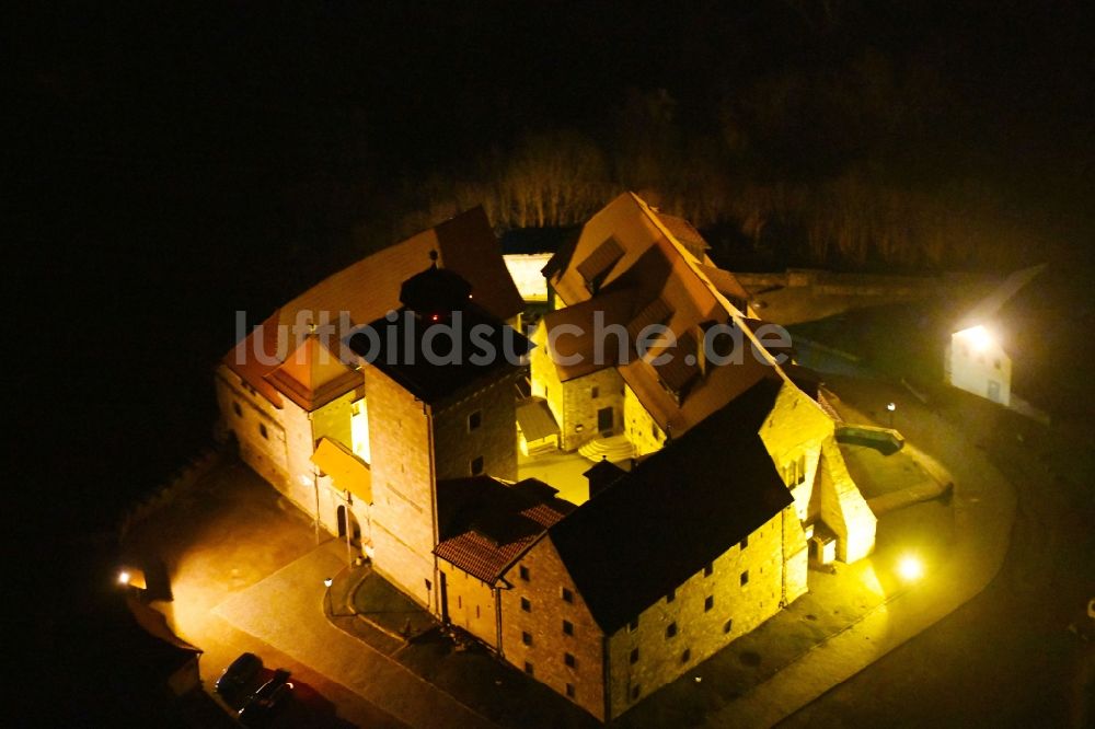 Nachtluftbild Amt Wachsenburg - Nachtluftbild der Burganlage der Veste Wachsenburg in Amt Wachsenburg im Bundesland Thüringen