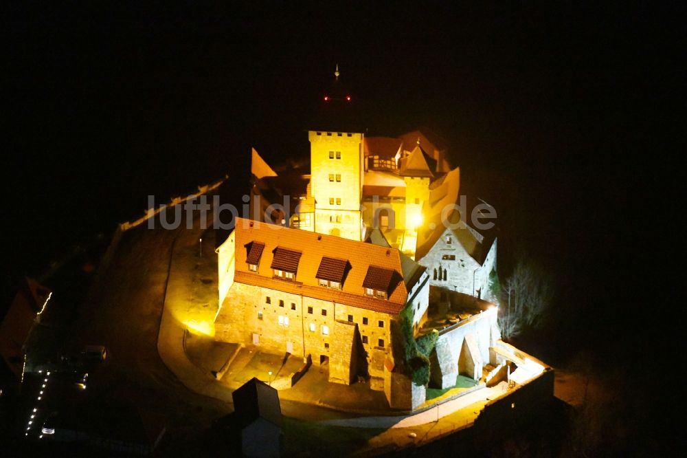 Amt Wachsenburg bei Nacht aus der Vogelperspektive: Nachtluftbild der Burganlage der Veste Wachsenburg in Amt Wachsenburg im Bundesland Thüringen