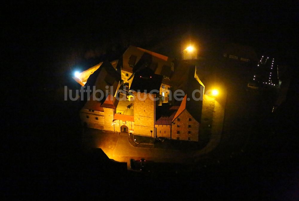 Nachtluftbild Wachsenburggemeinde - Nachtluftbild der Burganlage der Veste Wachsenburg in Amt Wachsenburg im Bundesland Thüringen