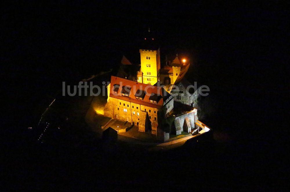 Nacht-Luftaufnahme Wachsenburggemeinde - Nachtluftbild der Burganlage der Veste Wachsenburg in Amt Wachsenburg im Bundesland Thüringen