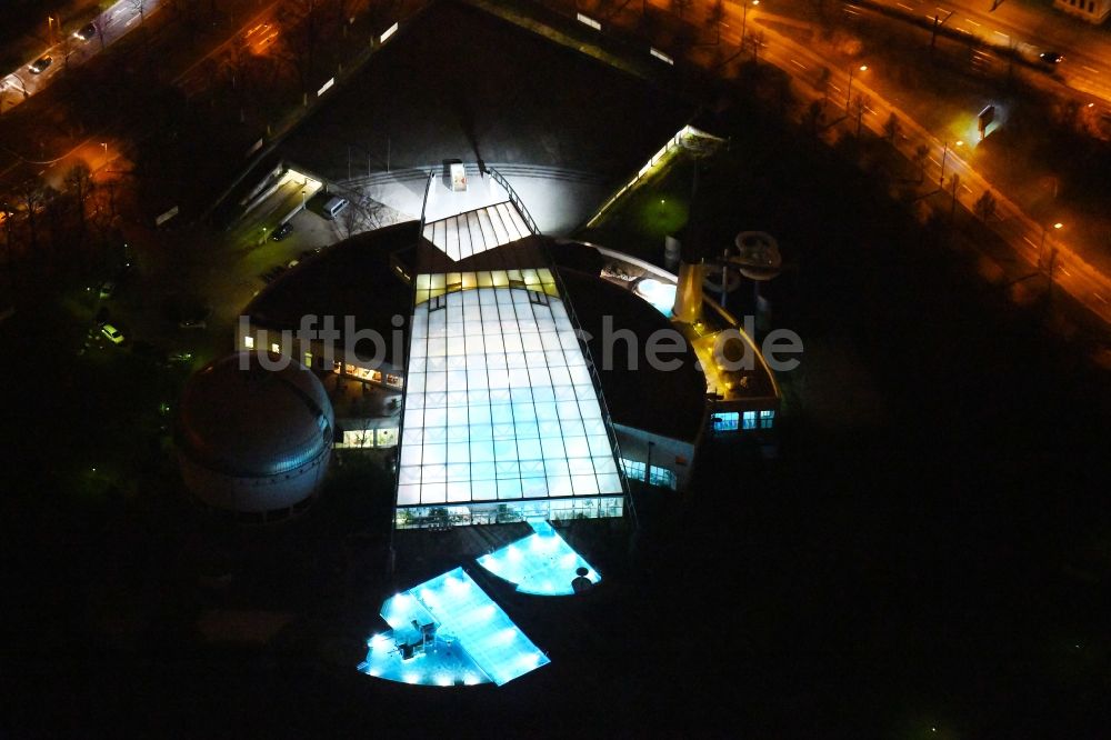 Nachtluftbild Magdeburg - Nachtluftbild der Freizeiteinrichtung NEMO Bade-, Sauna- & Wellnesswelt in Magdeburg im Bundesland Sachsen-Anhalt, Deutschland