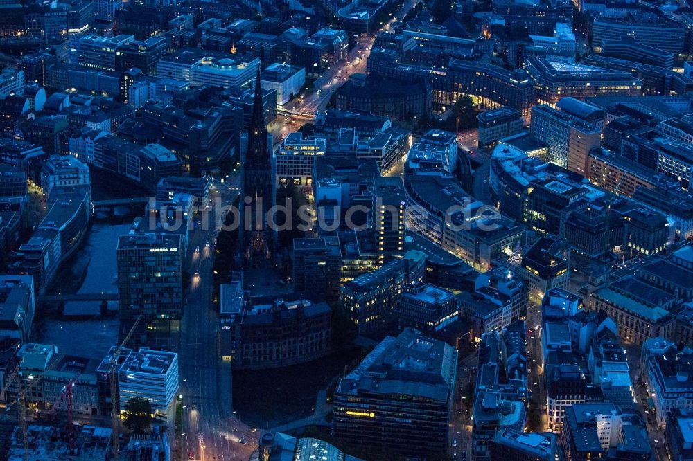 Nacht-Luftaufnahme Hamburg - Nachtluftbild der Gedenkstätte St. Nikolai in Hamburg- Altstadt // Night aerial view of the St. Nikolai Memorial in Hamburg- Altstadt