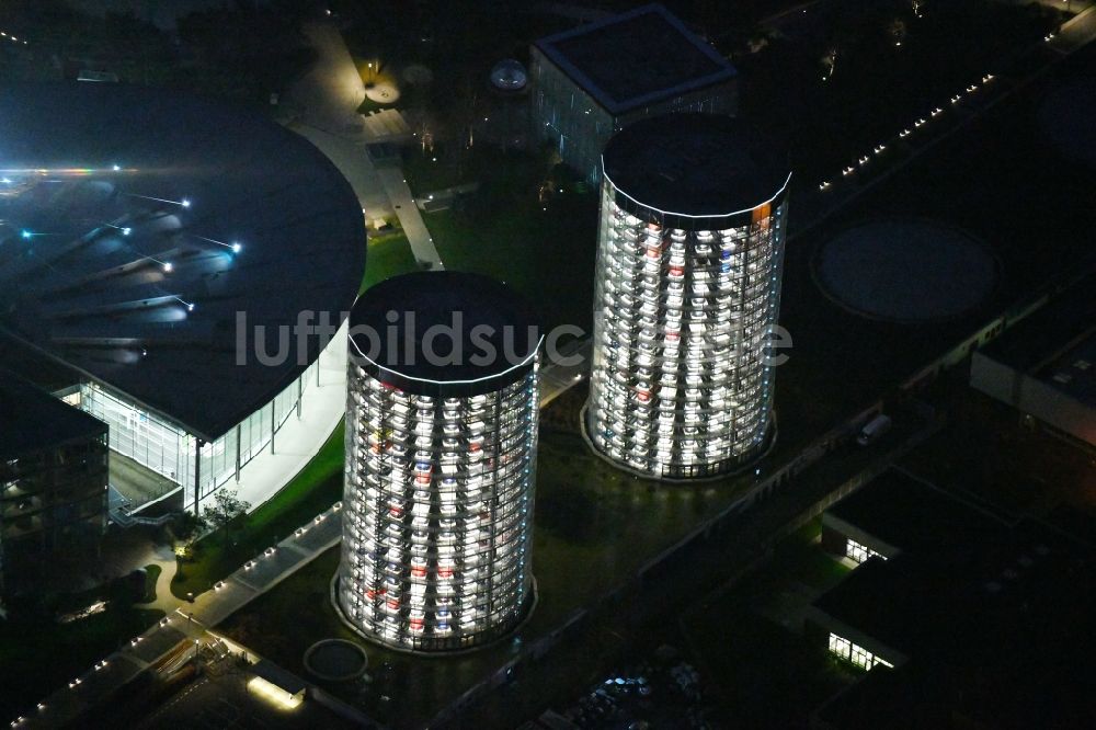 Wolfsburg bei Nacht von oben - Nachtluftbild der Glas- Türme der Autostadt GmbH am Werksgelände der Volkswagen AG in Wolfsburg im Bundesland Niedersachsen, Deutschland