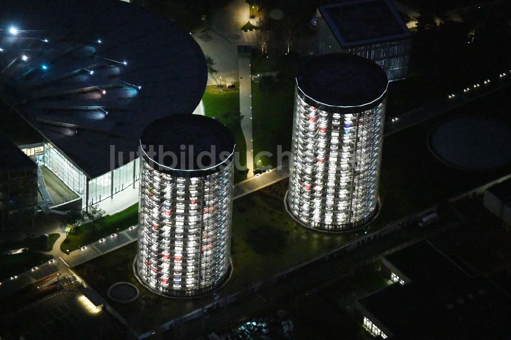 Wolfsburg bei Nacht aus der Vogelperspektive: Nachtluftbild der Glas- Türme der Autostadt GmbH am Werksgelände der Volkswagen AG in Wolfsburg im Bundesland Niedersachsen, Deutschland