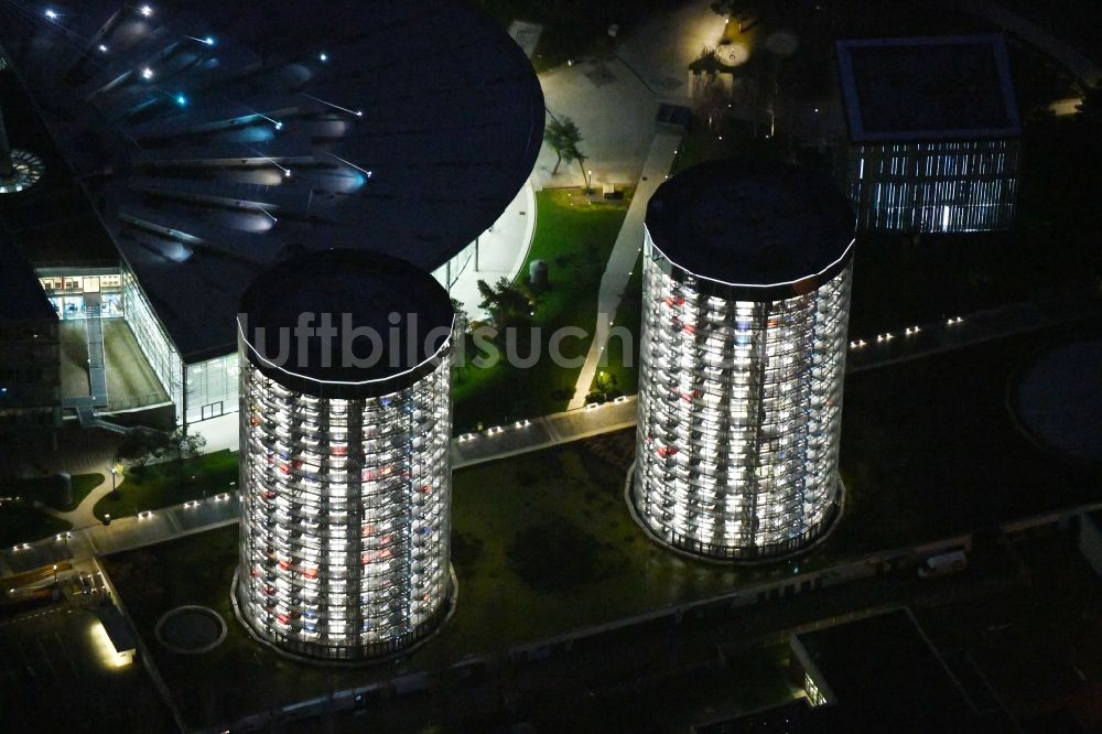 Nachtluftbild Wolfsburg - Nachtluftbild der Glas- Türme der Autostadt GmbH am Werksgelände der Volkswagen AG in Wolfsburg im Bundesland Niedersachsen, Deutschland
