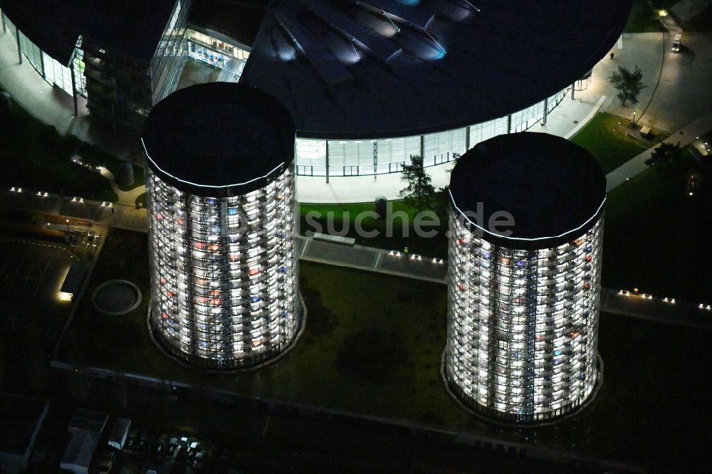 Wolfsburg bei Nacht von oben - Nachtluftbild der Glas- Türme der Autostadt GmbH am Werksgelände der Volkswagen AG in Wolfsburg im Bundesland Niedersachsen, Deutschland