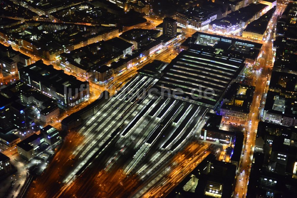 Nachtluftbild München - Nachtluftbild der Gleise und Schienenstränge am Hauptbahnhof der Stadt München im Bundesland Bayern