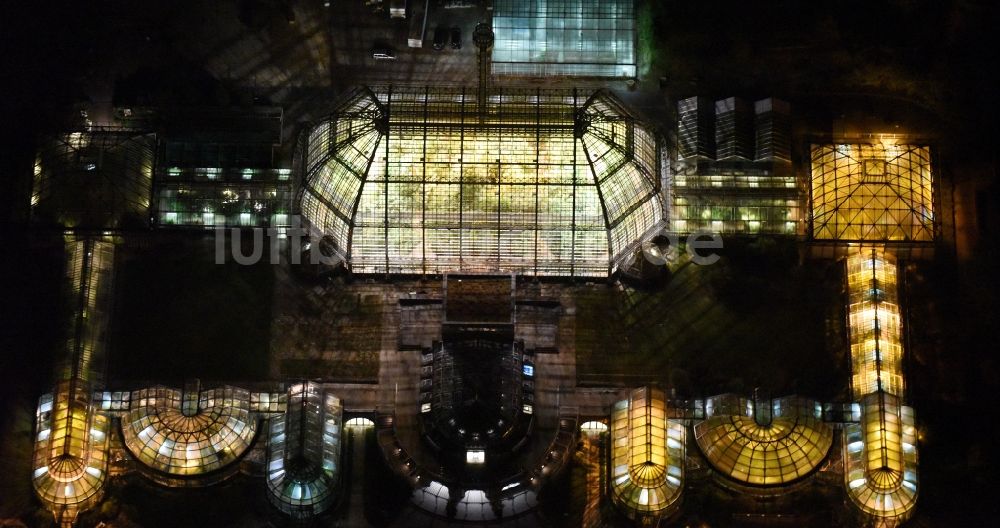 Berlin bei Nacht von oben - Nachtluftbild der Hauptgebäude und Gewächshäuser- Komplex im Botanischen Garten Berlin-Dahlem in Berlin