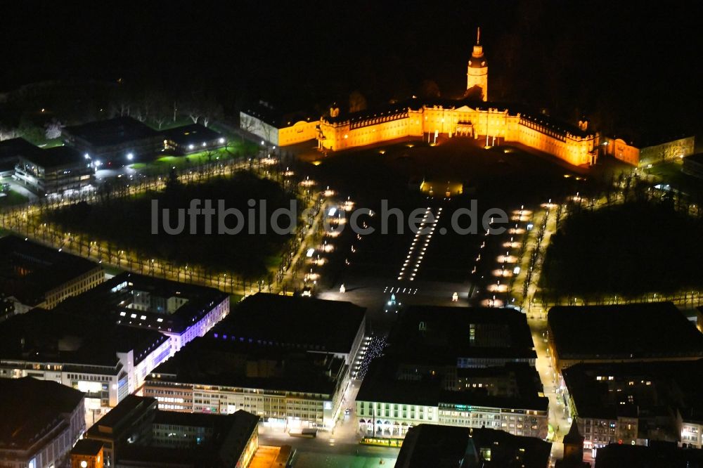 Nacht-Luftaufnahme Karlsruhe - Nachtluftbild der Innenstadt mit Schlossgarten und Schloss in Karlsruhe im Bundesland Baden-Württemberg, Deutschland