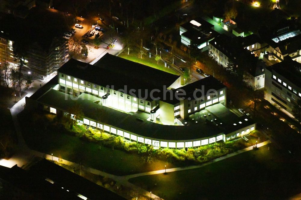 Nacht-Luftaufnahme Berlin - Nachtluftbild der Juristischen Bibliothek der Freien Universität in Berlin