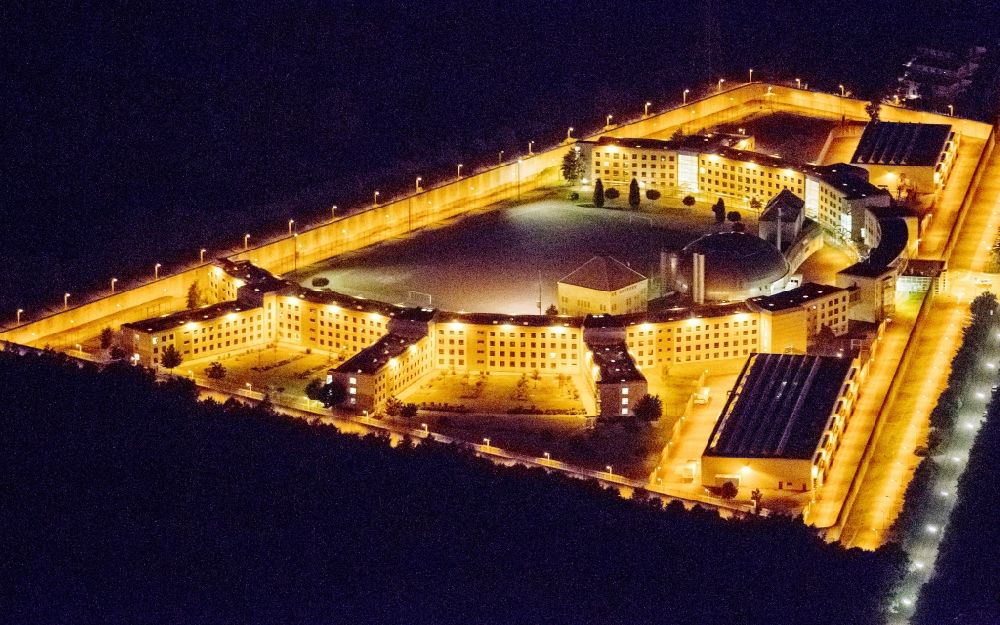 Gelsenkirchen bei Nacht aus der Vogelperspektive: Nachtluftbild der Justizvollzugsanstalt JVA Gelsenkirchen Feldhausen