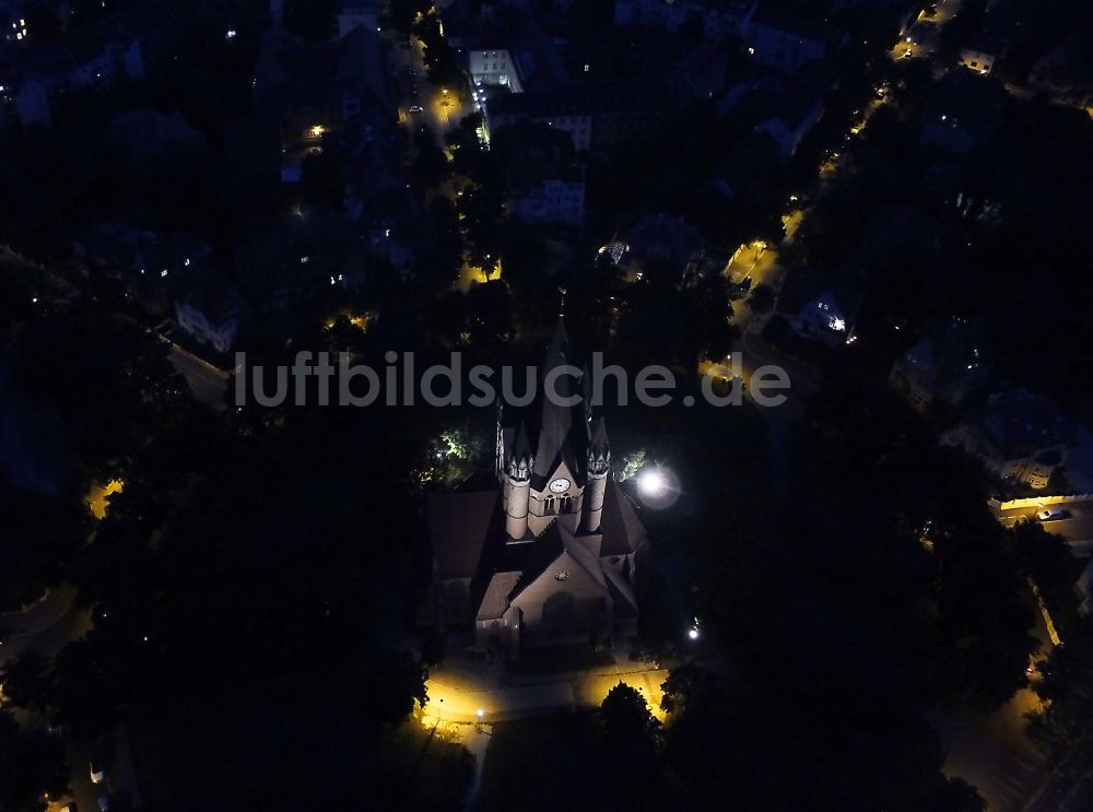 Nacht-Luftaufnahme Halle (Saale) - Nachtluftbild der Kirche Pauluskirche im Paulusviertel von Halle (Saale) im Bundesland Sachsen-Anhalt