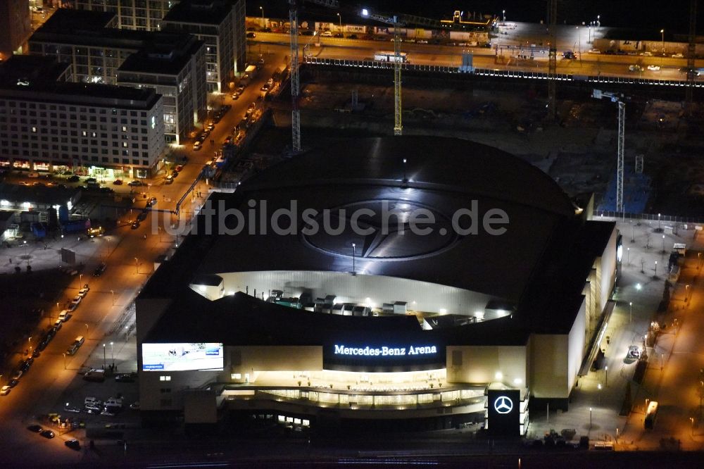 Nacht-Luftaufnahme Berlin - Nachtluftbild der Mercedes-Benz-Arena am Ufer des Flusses Spree im Ortsteil Friedrichshain in Berlin