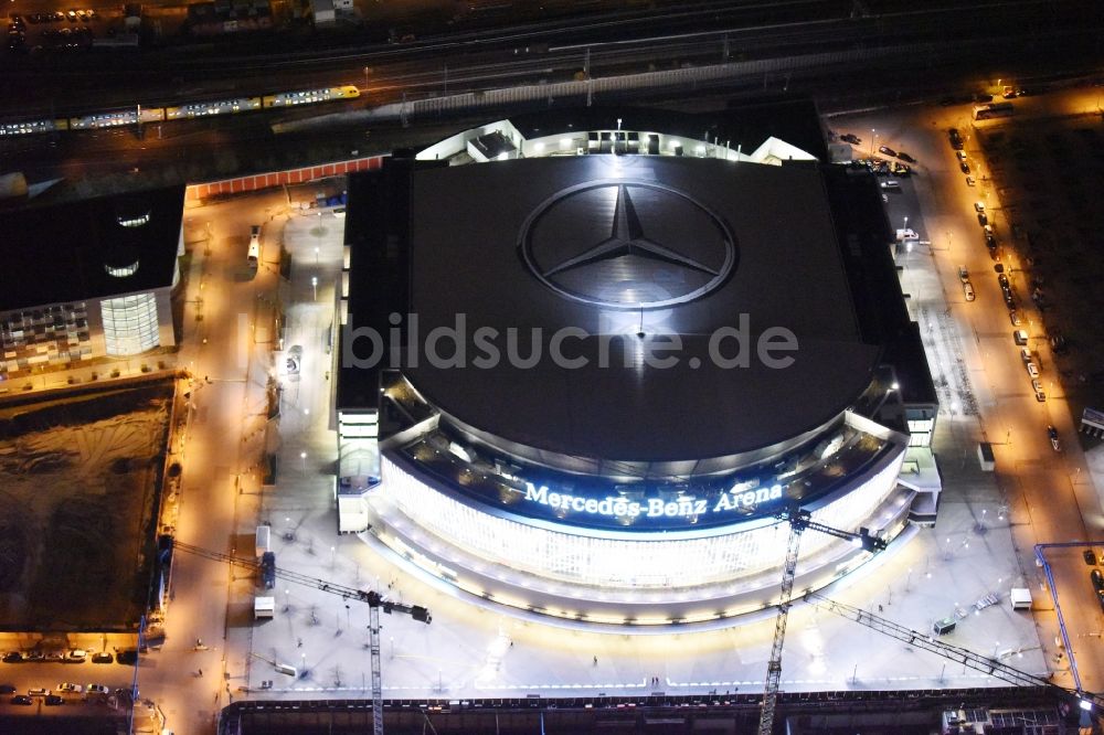 Nachtluftbild Berlin - Nachtluftbild der Mercedes-Benz-Arena am Ufer des Flusses Spree im Ortsteil Friedrichshain in Berlin