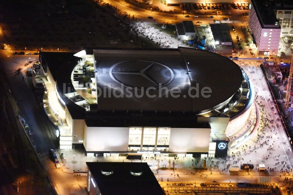 Berlin bei Nacht von oben - Nachtluftbild der Mercedes-Benz-Arena am Ufer des Flusses Spree im Ortsteil Friedrichshain in Berlin