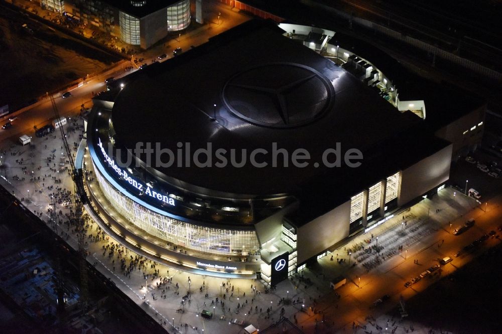 Nachtluftbild Berlin - Nachtluftbild der Mercedes-Benz-Arena am Ufer des Flusses Spree im Ortsteil Friedrichshain in Berlin