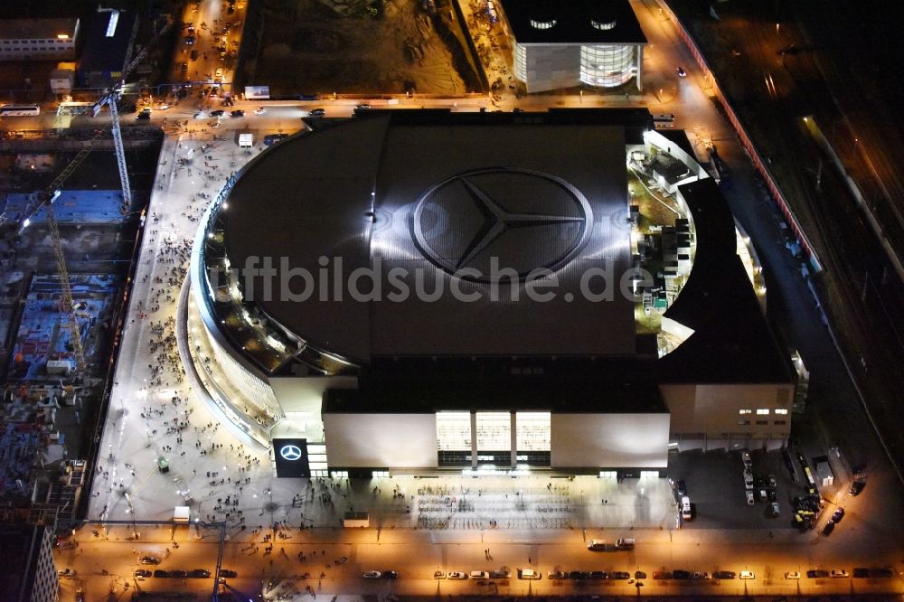 Nacht-Luftaufnahme Berlin - Nachtluftbild der Mercedes-Benz-Arena am Ufer des Flusses Spree im Ortsteil Friedrichshain in Berlin