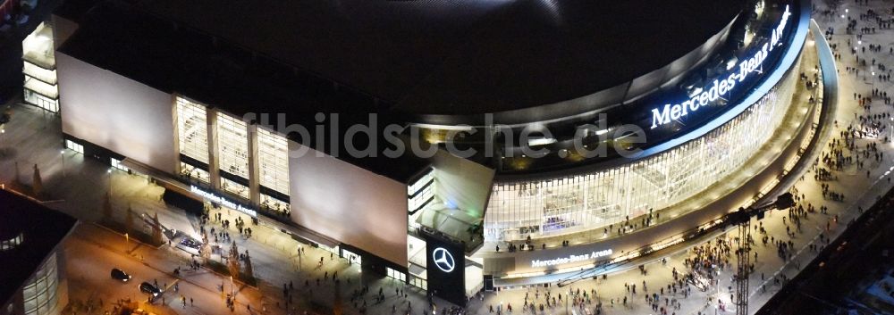 Berlin bei Nacht aus der Vogelperspektive: Nachtluftbild der Mercedes-Benz-Arena am Ufer des Flusses Spree im Ortsteil Friedrichshain in Berlin