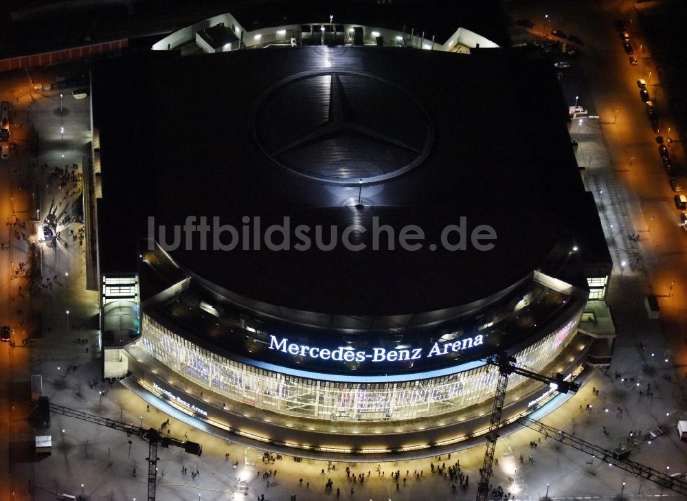 Berlin bei Nacht von oben - Nachtluftbild der Mercedes-Benz-Arena am Ufer des Flusses Spree im Ortsteil Friedrichshain in Berlin