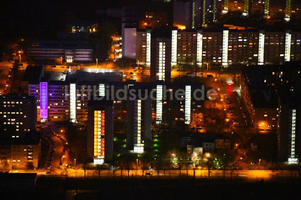 Nacht-Luftaufnahme Dresden - Nachtluftbild der Plattenbau- Hochhaus- Wohnsiedlung entlang des Käthe-Kollwitz-Ufer im Ortsteil Altstadt in Dresden im Bundesland Sachsen, Deutschland