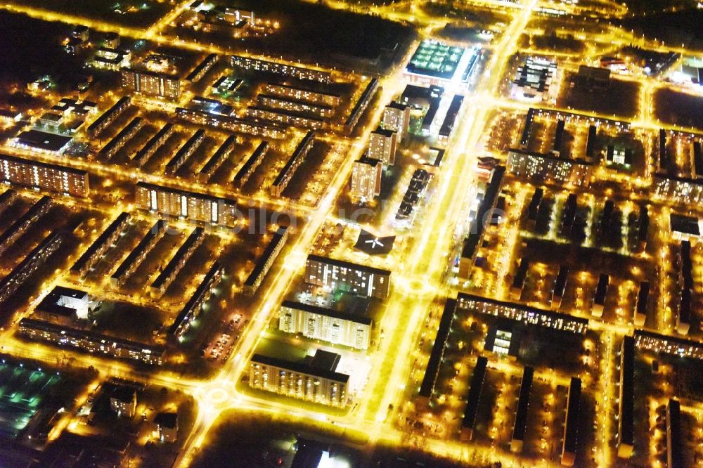 Nachtluftbild Rostock - Nachtluftbild der Plattenbau- Hochhaus- Wohnsiedlung Lütten Klein entlang der Warnowallee in Rostock im Bundesland Mecklenburg-Vorpommern