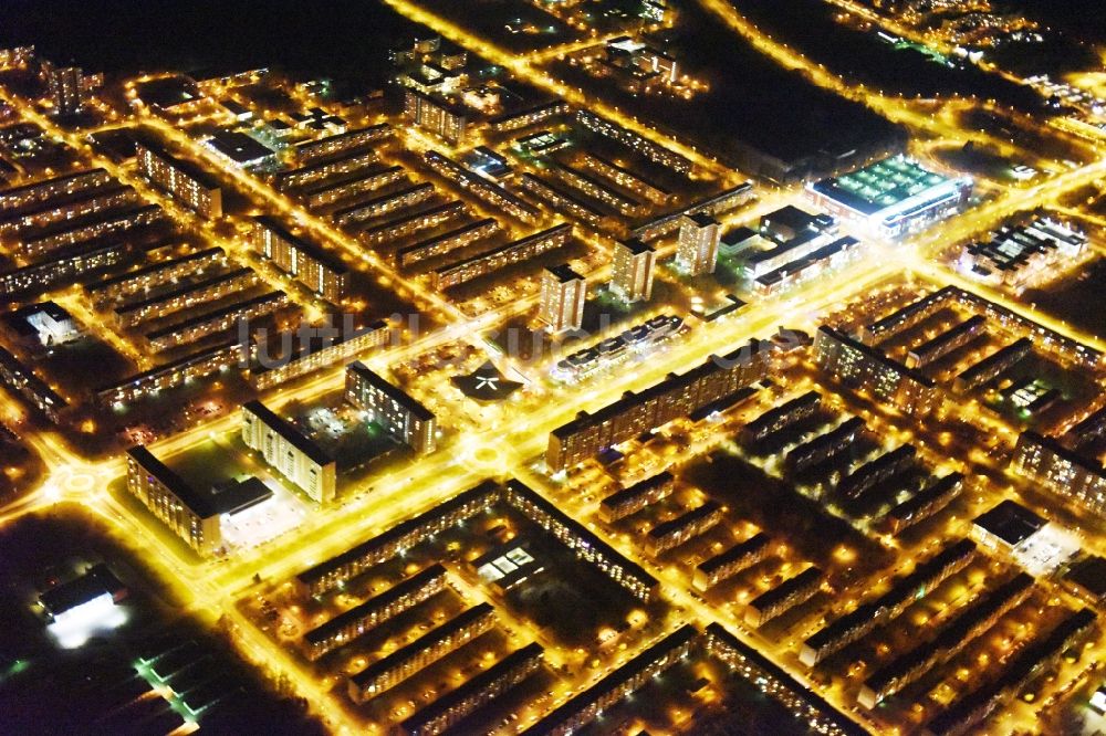 Nacht-Luftaufnahme Rostock - Nachtluftbild der Plattenbau- Hochhaus- Wohnsiedlung Lütten Klein entlang der Warnowallee in Rostock im Bundesland Mecklenburg-Vorpommern