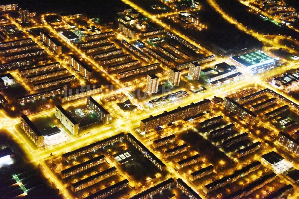 Rostock bei Nacht von oben - Nachtluftbild der Plattenbau- Hochhaus- Wohnsiedlung Lütten Klein entlang der Warnowallee in Rostock im Bundesland Mecklenburg-Vorpommern