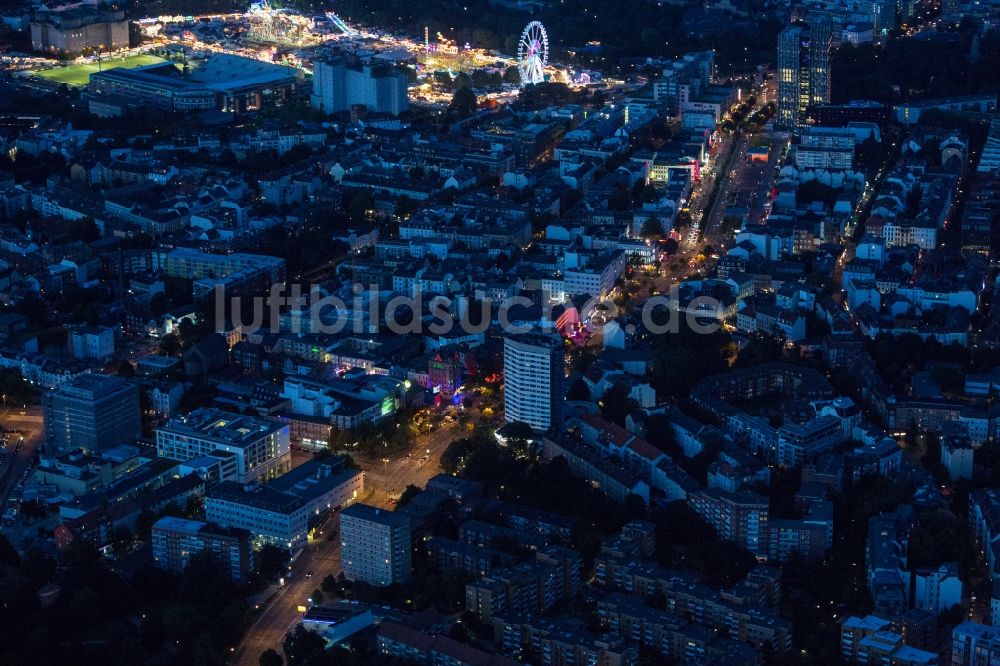 Hamburg bei Nacht von oben - Nachtluftbild der Reeperbahn im Hamburger Vergnügungs- und Rotlichtviertel St. Pauli in der Hansestadt Hamburg