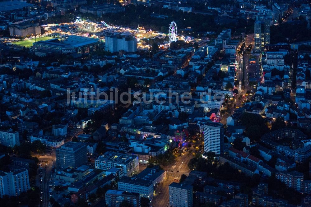 Hamburg bei Nacht aus der Vogelperspektive: Nachtluftbild der Reeperbahn im Hamburger Vergnügungs- und Rotlichtviertel St. Pauli in der Hansestadt Hamburg