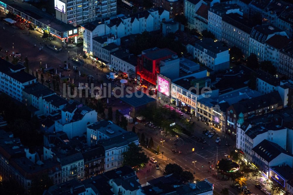 Nachtluftbild Hamburg - Nachtluftbild der Reeperbahn im Hamburger Vergnügungs- und Rotlichtviertel St. Pauli in der Hansestadt Hamburg