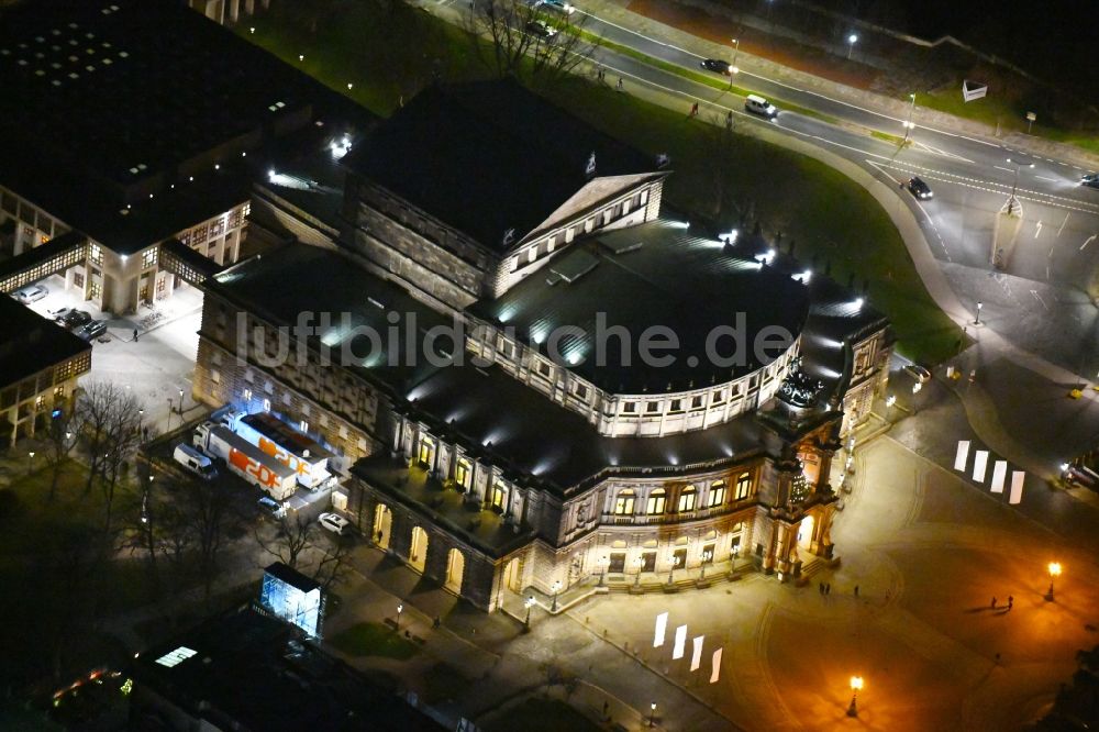 Nacht-Luftaufnahme Dresden - Nachtluftbild der Semperoper am Theaterplatz in Dresden im Bundesland Sachsen, Deutschland