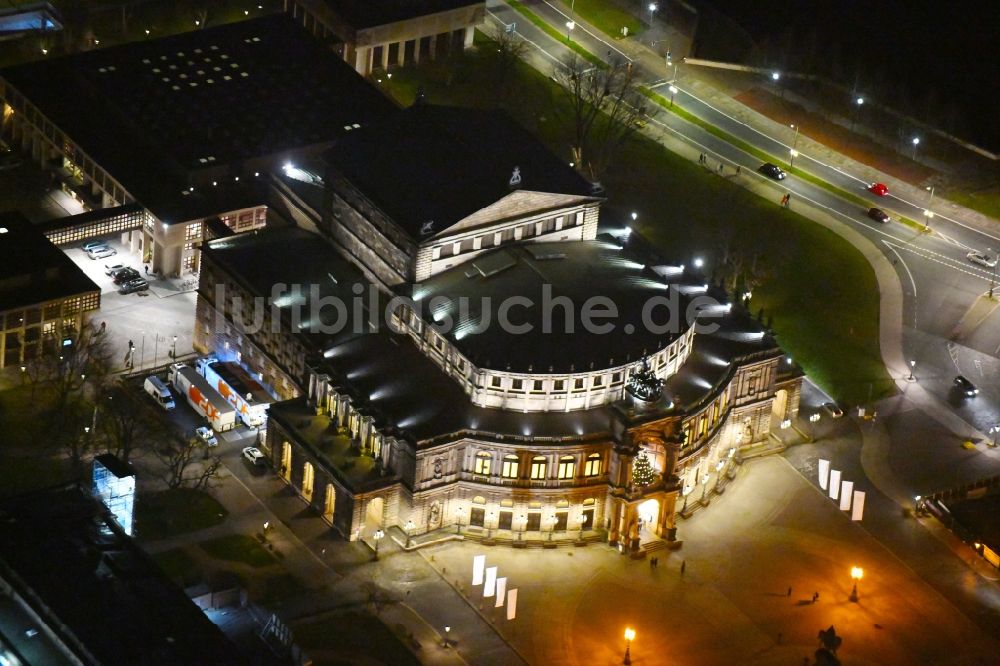 Dresden bei Nacht von oben - Nachtluftbild der Semperoper am Theaterplatz in Dresden im Bundesland Sachsen, Deutschland