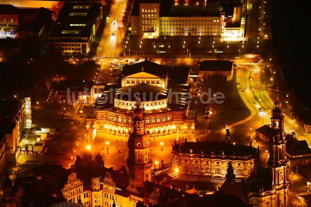Dresden bei Nacht von oben - Nachtluftbild der Semperoper am Theaterplatz in Dresden im Bundesland Sachsen, Deutschland