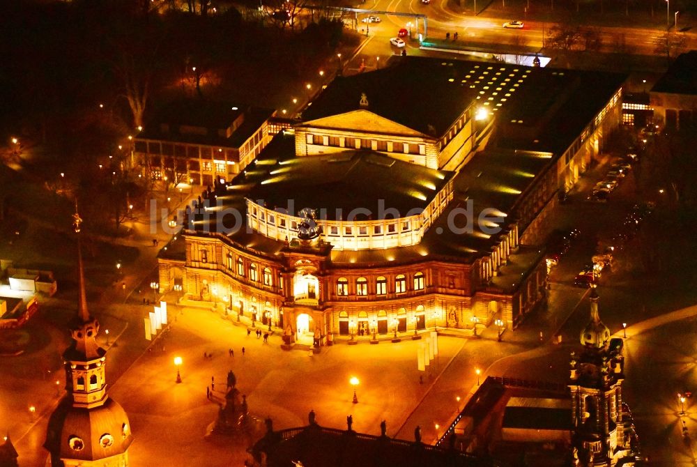 Nacht-Luftaufnahme Dresden - Nachtluftbild der Semperoper am Theaterplatz in Dresden im Bundesland Sachsen, Deutschland
