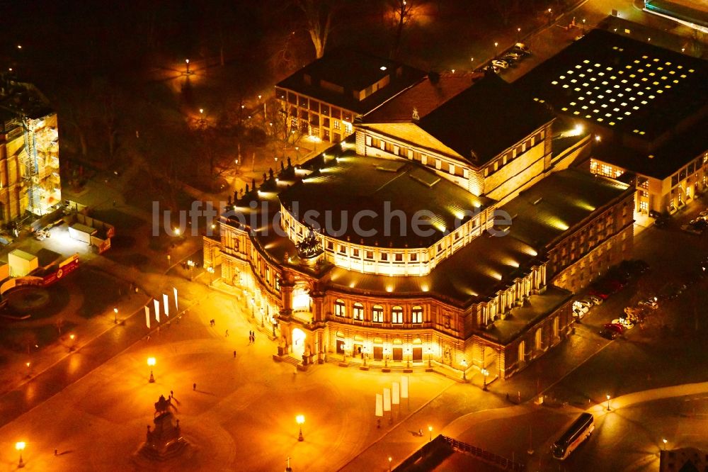 Dresden bei Nacht aus der Vogelperspektive: Nachtluftbild der Semperoper am Theaterplatz in Dresden im Bundesland Sachsen, Deutschland