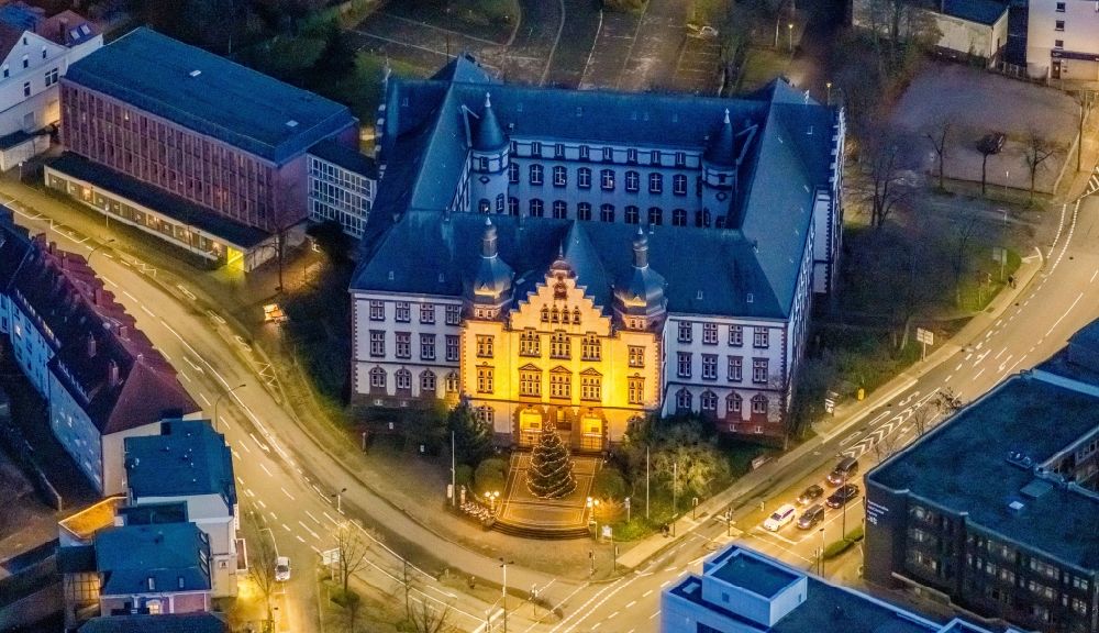 Hamm bei Nacht aus der Vogelperspektive: Nachtluftbild der Stadtverwaltung - Rathaus in Hamm im Bundesland Nordrhein-Westfalen, Deutschland