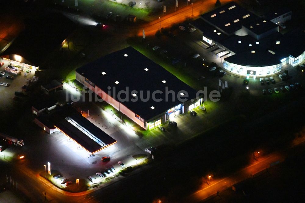 Nachtluftbild Wittstock/Dosse - Nachtluftbild der Tankstelle und der Gebäudekomplex des Home Market Wittstock in Wittstock/Dosse im Bundesland Brandenburg, Deutschland