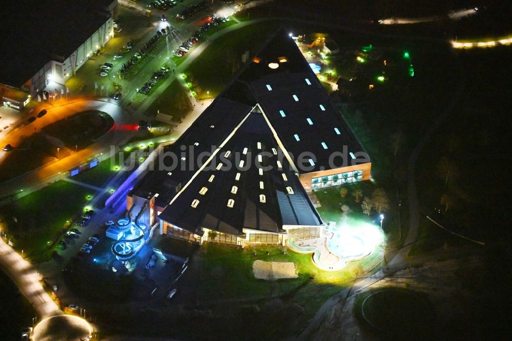 Nacht-Luftaufnahme Wolfsburg - Nachtluftbild der Therme und des Schwimmbecken am Freibad der Freizeiteinrichtung BadeLand am Allerpark in Wolfsburg im Bundesland Niedersachsen, Deutschland