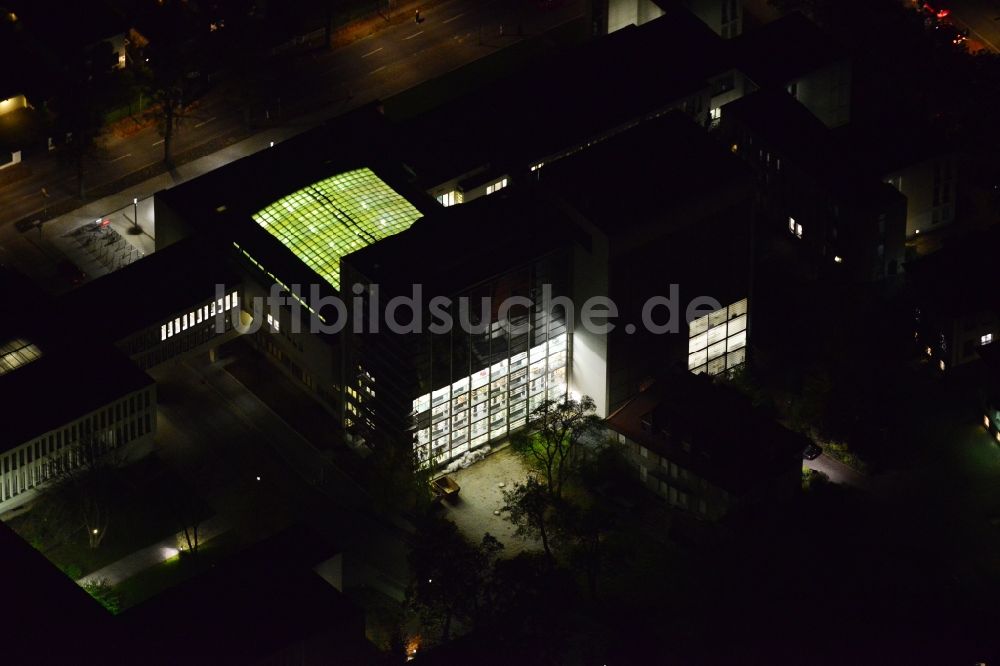 Berlin Dahlem bei Nacht von oben - Nachtluftbild der Universitätsbibliothek der Freien Universität im Ortsteil Dahlem in Berlin