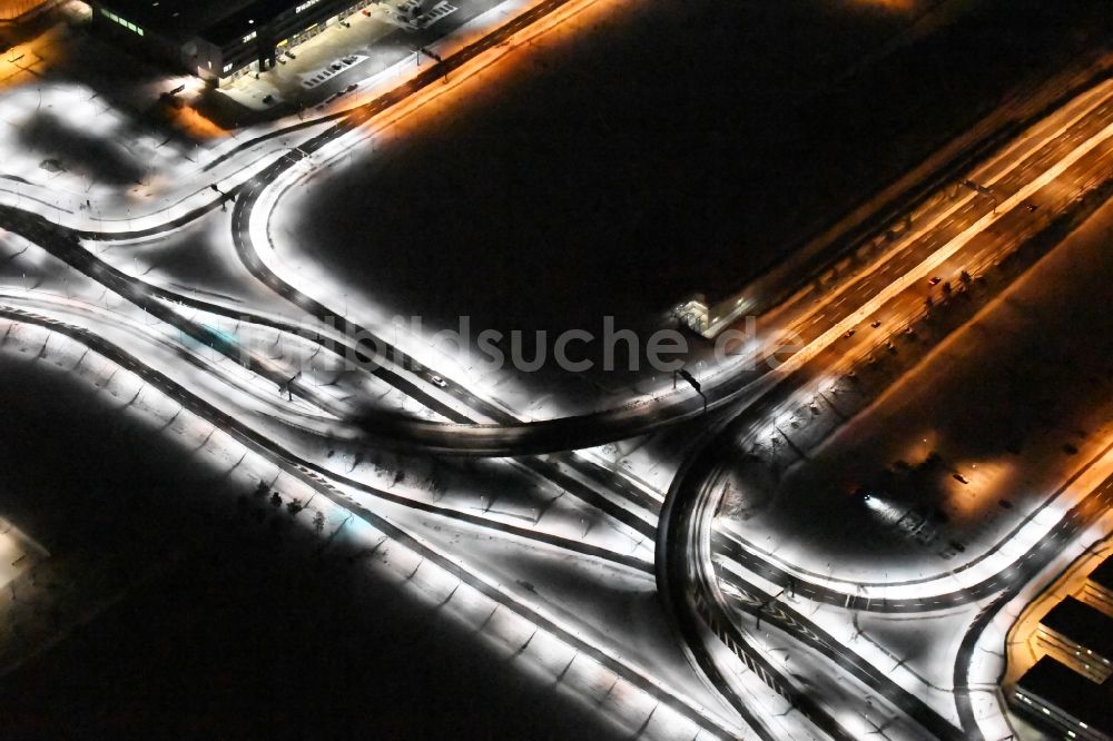 Nachtluftbild Schönefeld - Nachtluftbild der unterschiedlich hellen Straßenbeleuchtung Terminal am neuen Flughafens BER / BBI BERLIN BRANDENBURG AIRPORT Willi Brandt in Schönefeld im Bundesland Brandenburg