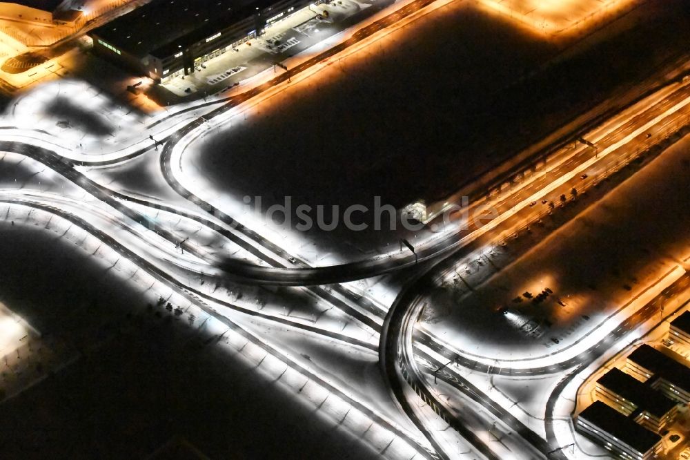 Nacht-Luftaufnahme Schönefeld - Nachtluftbild der unterschiedlich hellen Straßenbeleuchtung Terminal am neuen Flughafens BER / BBI BERLIN BRANDENBURG AIRPORT Willi Brandt in Schönefeld im Bundesland Brandenburg
