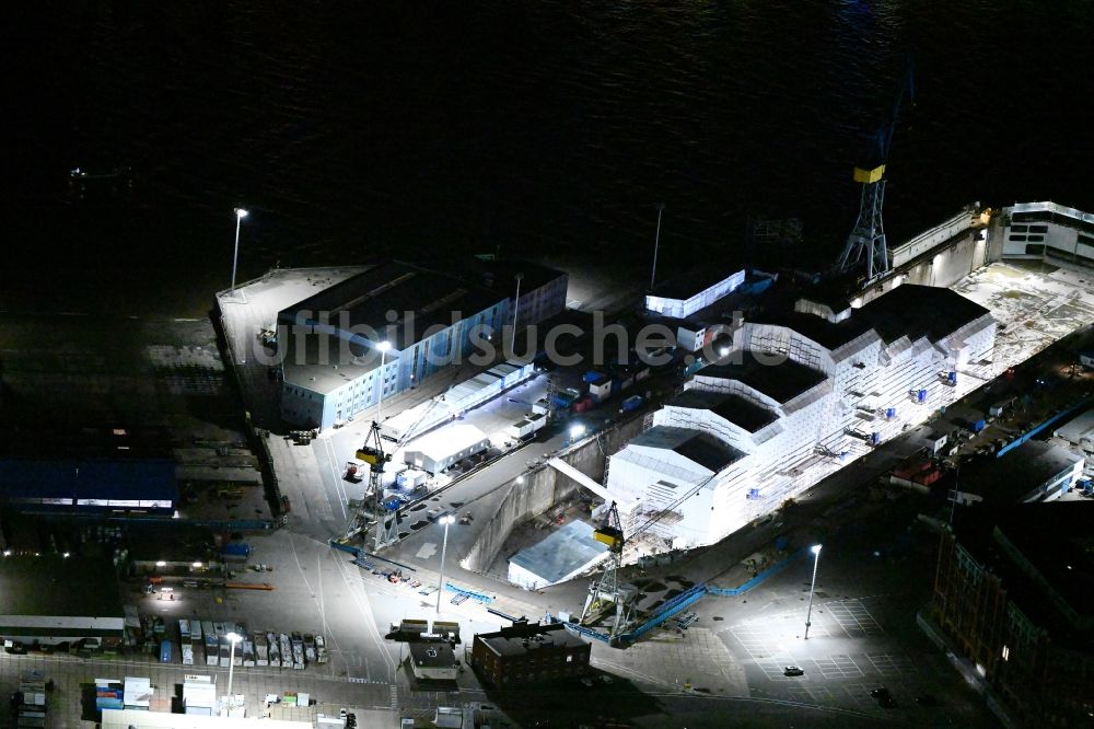 Nachtluftbild Hamburg - Nachtluftbild der verhüllten Yacht Dilbar im Dock Elbe 17 im Trockendock in Hamburg, Deutschland