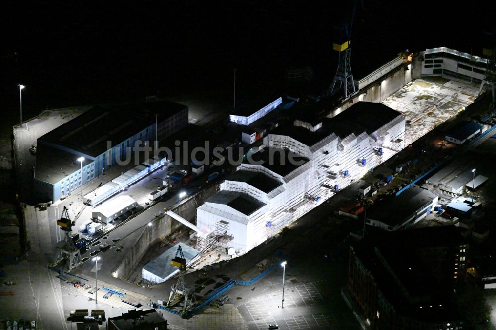Nacht-Luftaufnahme Hamburg - Nachtluftbild der verhüllten Yacht Dilbar im Dock Elbe 17 im Trockendock in Hamburg, Deutschland