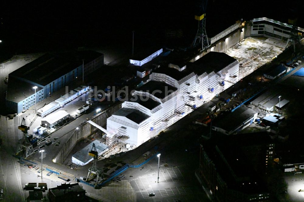 Hamburg bei Nacht von oben - Nachtluftbild der verhüllten Yacht Dilbar im Dock Elbe 17 im Trockendock in Hamburg, Deutschland