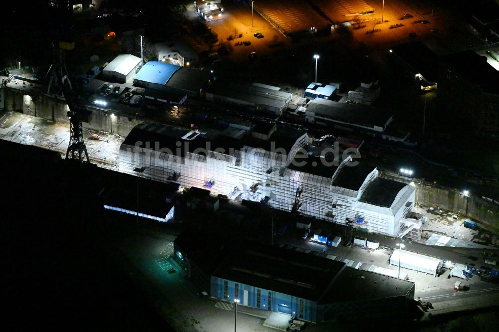 Hamburg bei Nacht aus der Vogelperspektive: Nachtluftbild der verhüllten Yacht Dilbar im Dock Elbe 17 im Trockendock in Hamburg, Deutschland