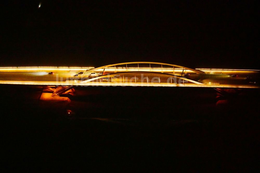 Dresden bei Nacht aus der Vogelperspektive: Nachtluftbild der Waldschlösschenbrücke am Elbeufer in Dresden im Bundesland Sachsen