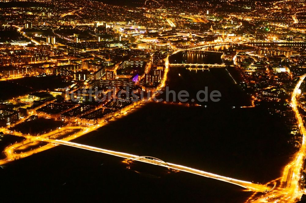 Nachtluftbild Dresden - Nachtluftbild der Waldschlösschenbrücke am Elbeufer in Dresden im Bundesland Sachsen