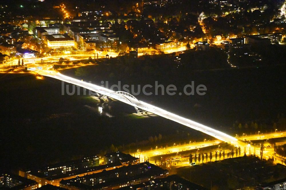 Dresden bei Nacht von oben - Nachtluftbild der Waldschlösschenbrücke am Elbeufer in Dresden im Bundesland Sachsen