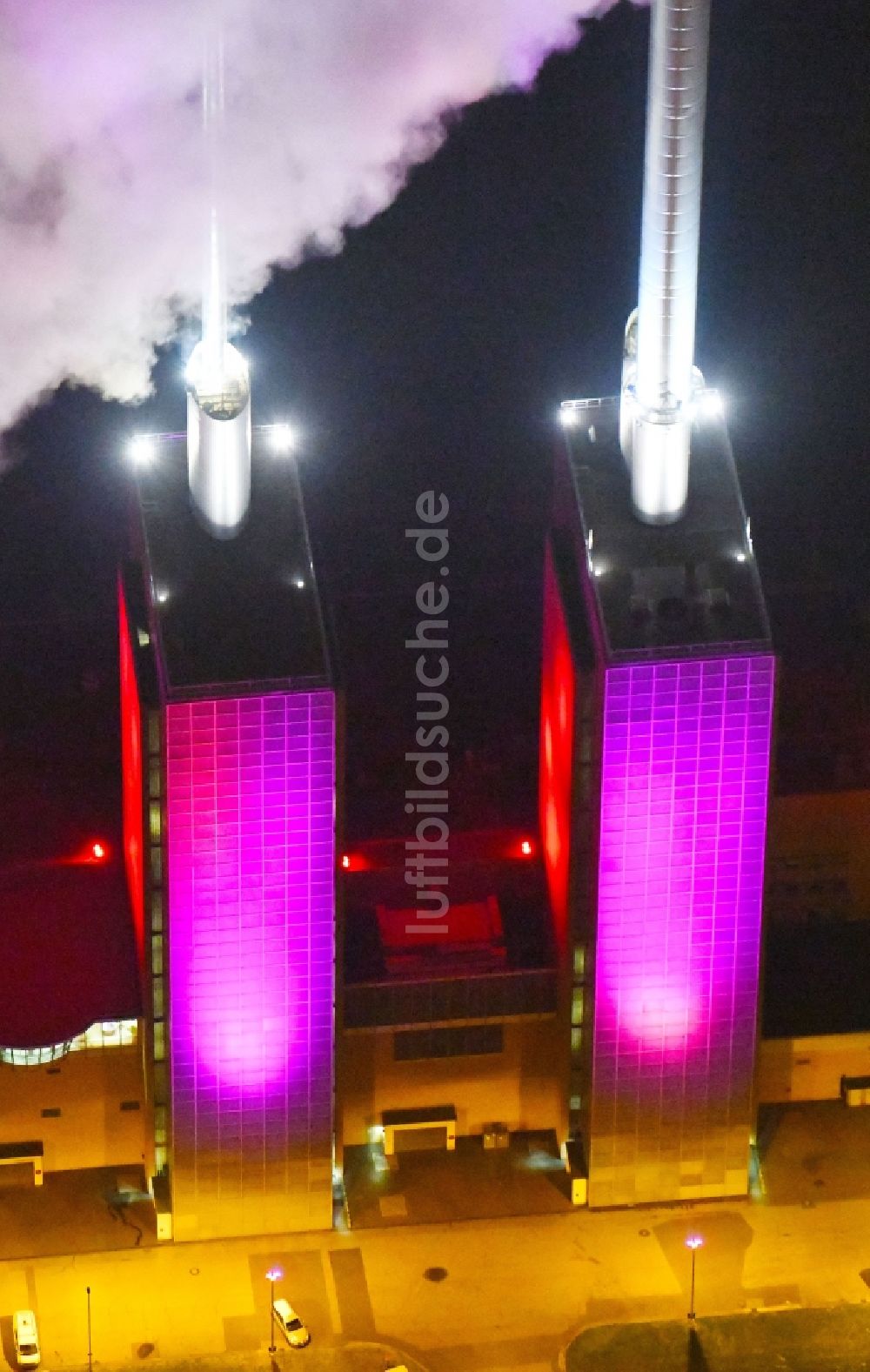 Hannover bei Nacht von oben - Nachtluftbild des Blockheizkraftwerk - regionalen Heizkraftwerkes Heizkraftwerk Linden an der Spinnereistraße in Hannover im Bundesland Niedersachsen, Deutschland